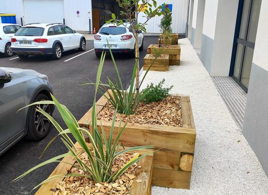 Création jardinières sur mesure en traverses bois
