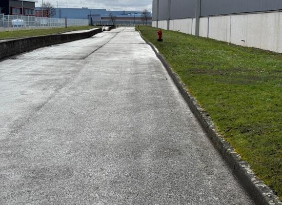 Désherbage bordures site logistique